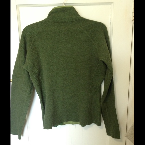 Mountain Hardware Medium zip up Sweater - Picture 2 of 4